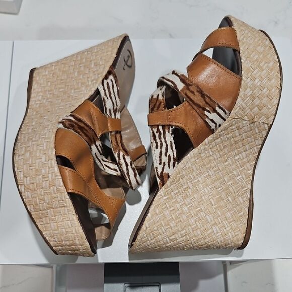 Patterned Brown and Tan Wedge Sandals - Picture 4 of 8